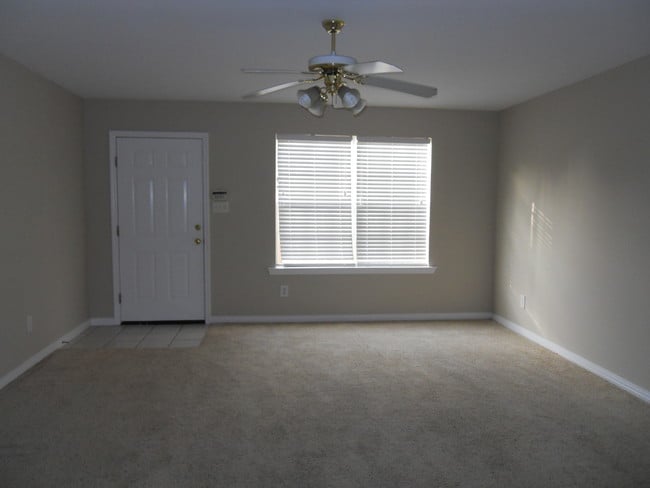 Living Room / Dining Area - 4405 Lefkoe St