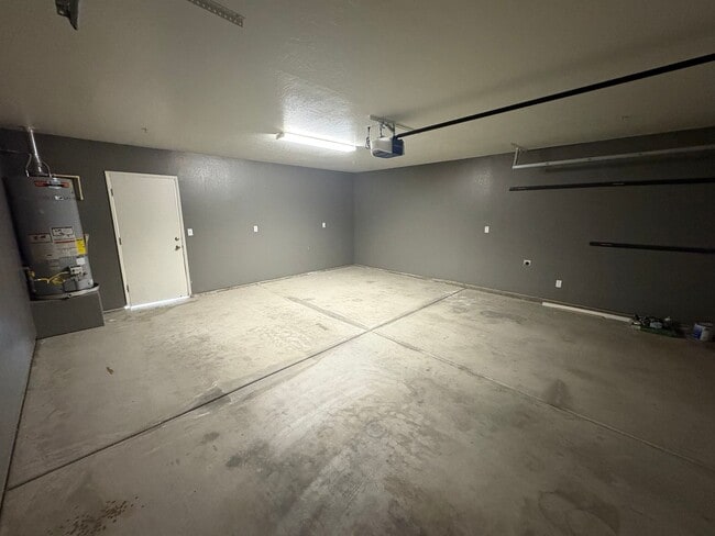 Building Photo - NW Visalia Home Available Now!