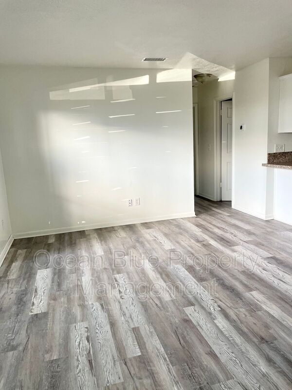 Building Photo - 401 S Fernwood Ave