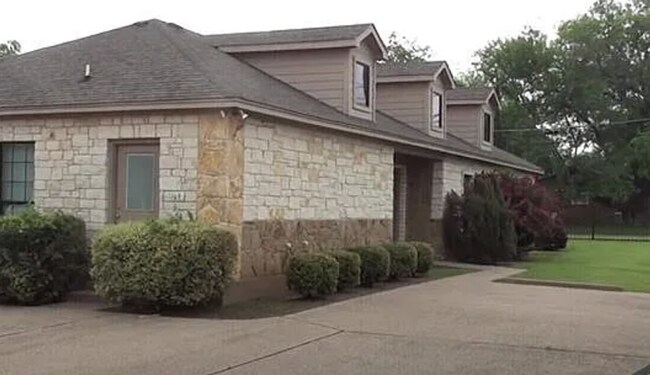 Building Photo - 5 Bedroom Near Campus