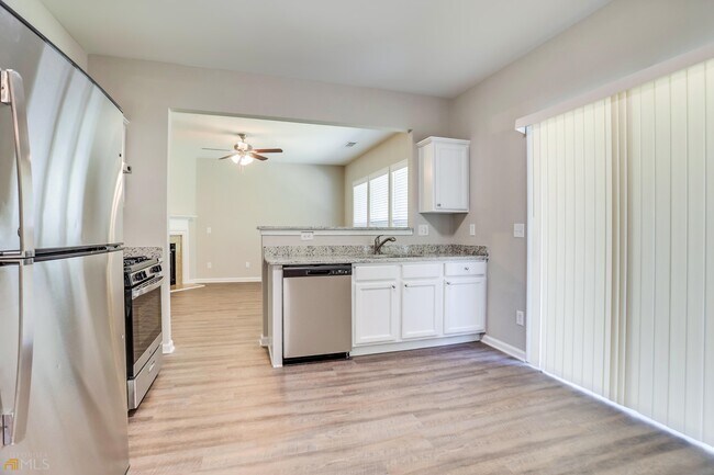 Building Photo - 425 Laurelton Cir