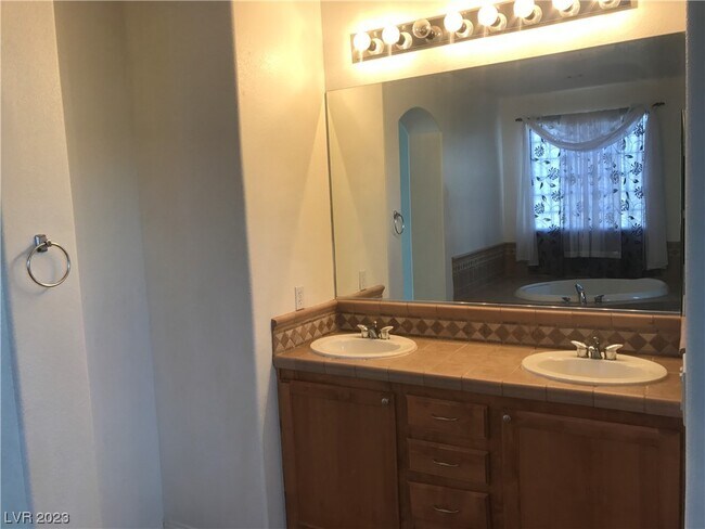 Foto del edificio - 6190 Carson Hills Ave