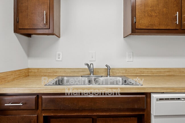 Building Photo - 3215 Aqueduct Dr