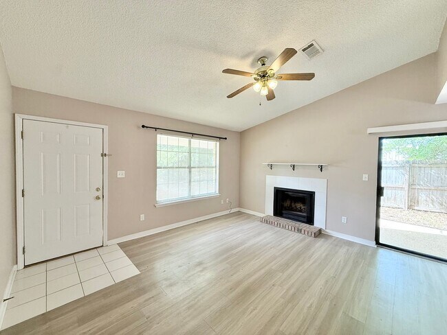 Foto del edificio - 2-Bedroom Quadplex