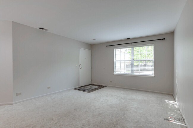 Foto del edificio - 142 E Winchester Rd