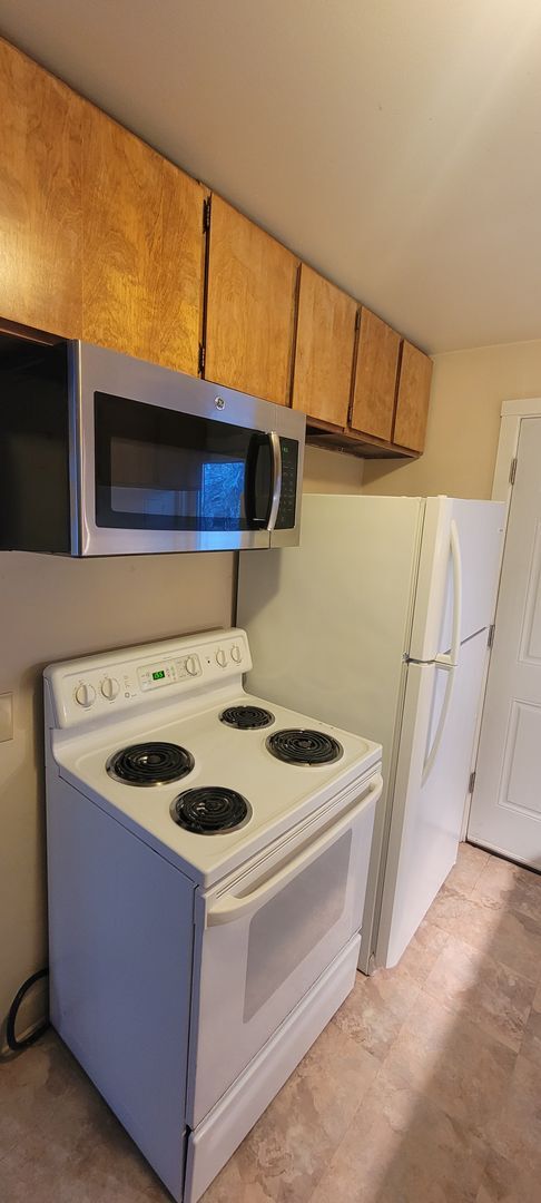 Building Photo - Pet Friendly 2 Bedroom Apartment ! Heat In...