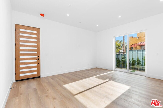 Foto del edificio - 4707 Clinton St