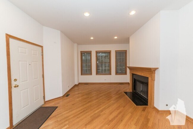 Foto del edificio - 2653 N Wayne Ave