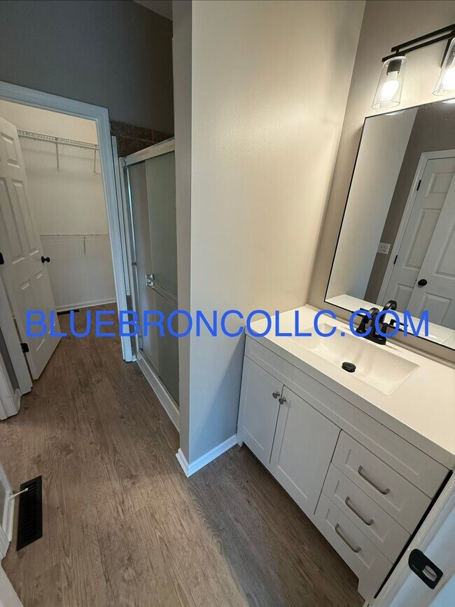 Foto del edificio - Completely renovated 3 bedroom unit with modern finishes and beautiful views.