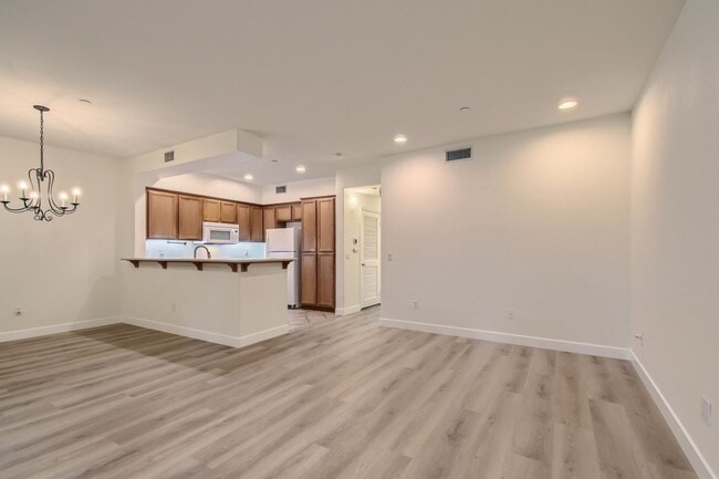 Foto del edificio - Spectrum Center, 2 Bed | 2 Bath Single Lev...