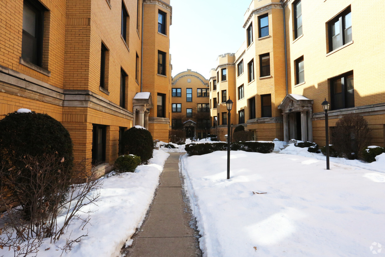 Foto del edificio - 2418-2428 N Sawyer Ave