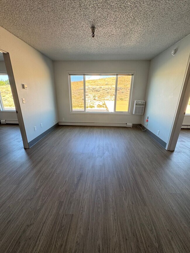 Building Photo - Ideal roommate setup: 2-bedroom, 2-bath unit.  Both bathrooms are ensuite  - ALL UITILITIES INCLU...