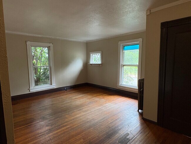 Building Photo - 310 Maple Ave