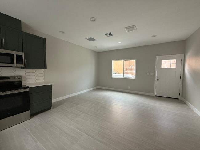 Building Photo - 323 S Kroeger St
