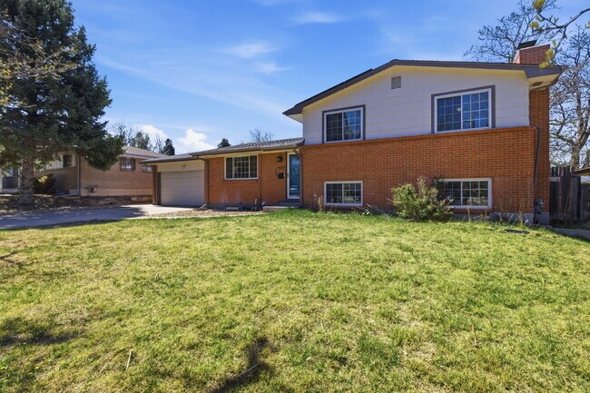 Foto del edificio - Spacious 5 Bed Home with Finished Basement, Multiple Living Areas & Private Backyard