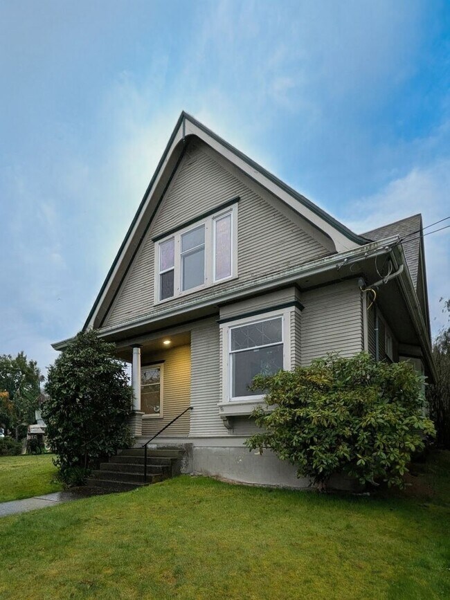 Foto del edificio - Large Home for Available for Preleasing in Historic York Neighborhood!