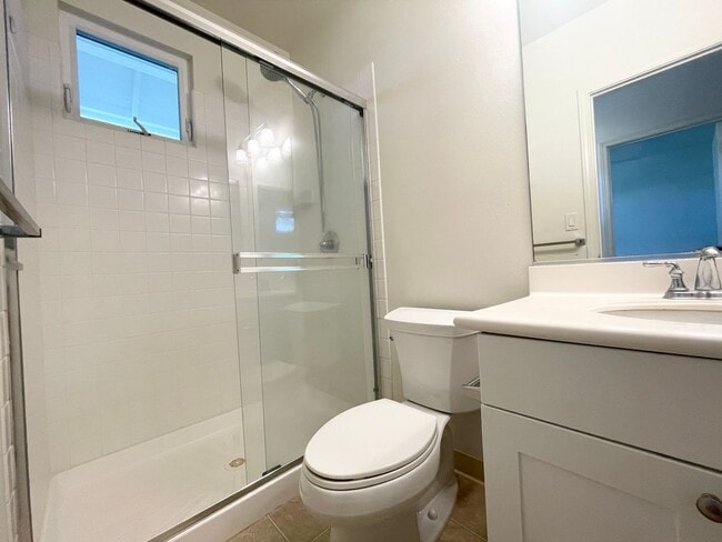 Building Photo - 3 BD/ 3 BA Townhome W/ Solar- Available no...