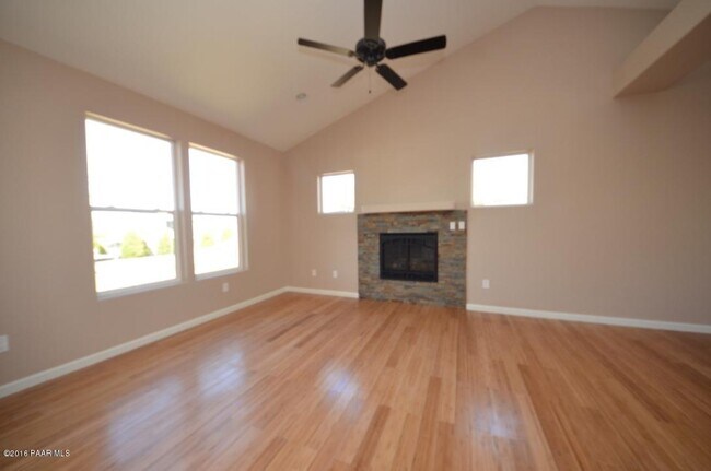 Building Photo - 4847 N Sheridan Ln