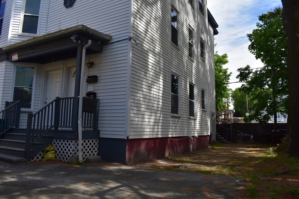 58 Broad St Unit 1, Lynn, MA 01902 Room for Rent in Lynn, MA