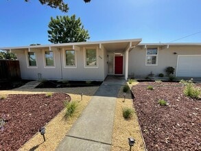 Building Photo - 864 Menker Ave