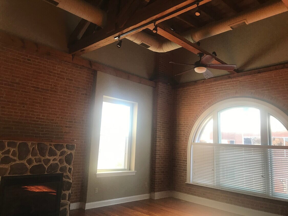 Great room - 13 W Chestnut St