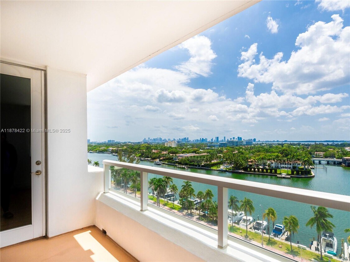 Primary Photo - 5005 Collins Ave