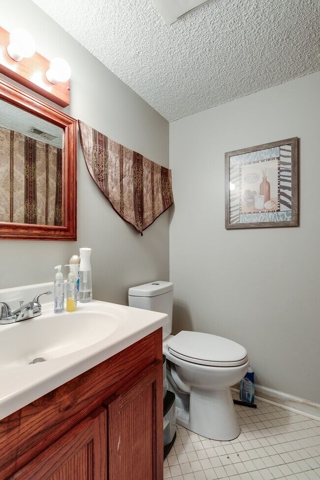 Building Photo - 3 Bedroom Townhome in Tuckahoe!