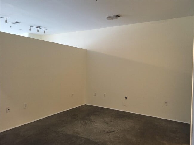 Building Photo - 560 Dutch Valley Rd NE
