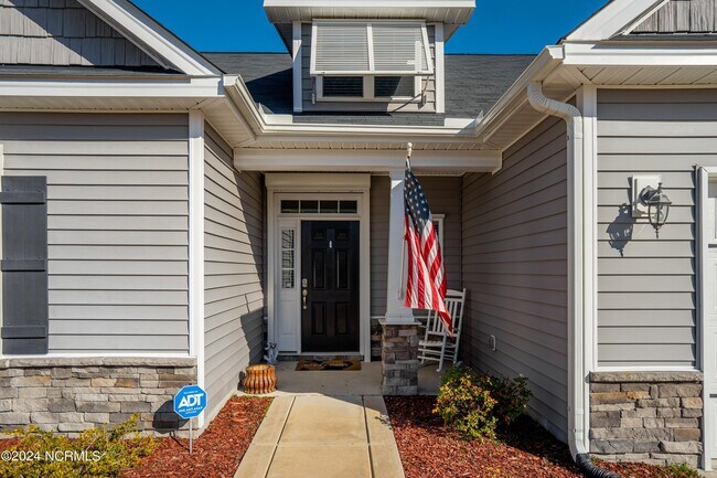 Building Photo - 201 Pine Island Dr