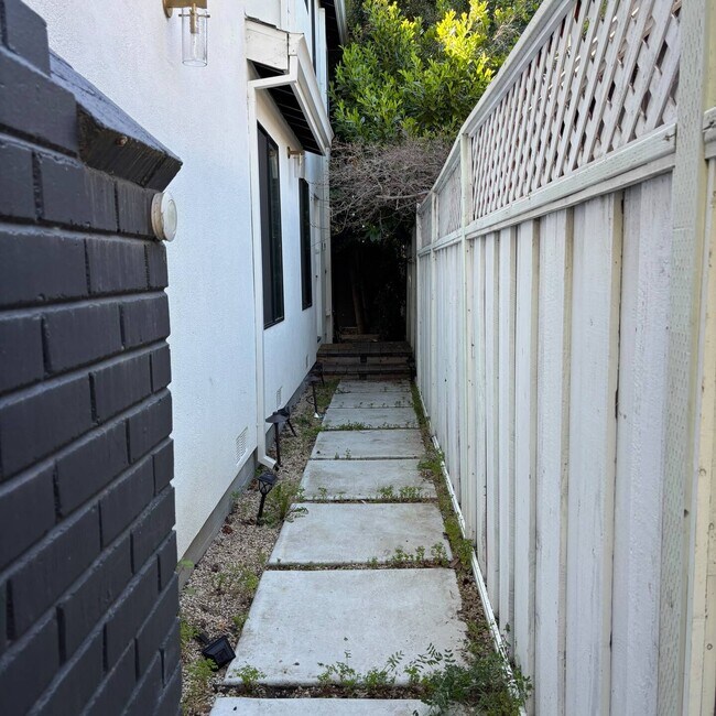 Foto del edificio - 1031 Almanor Ave