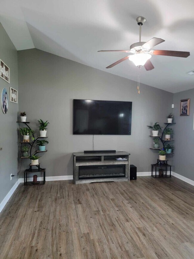 Building Photo - 3 Bed, 2 Bath Home In Woodbury Farm!