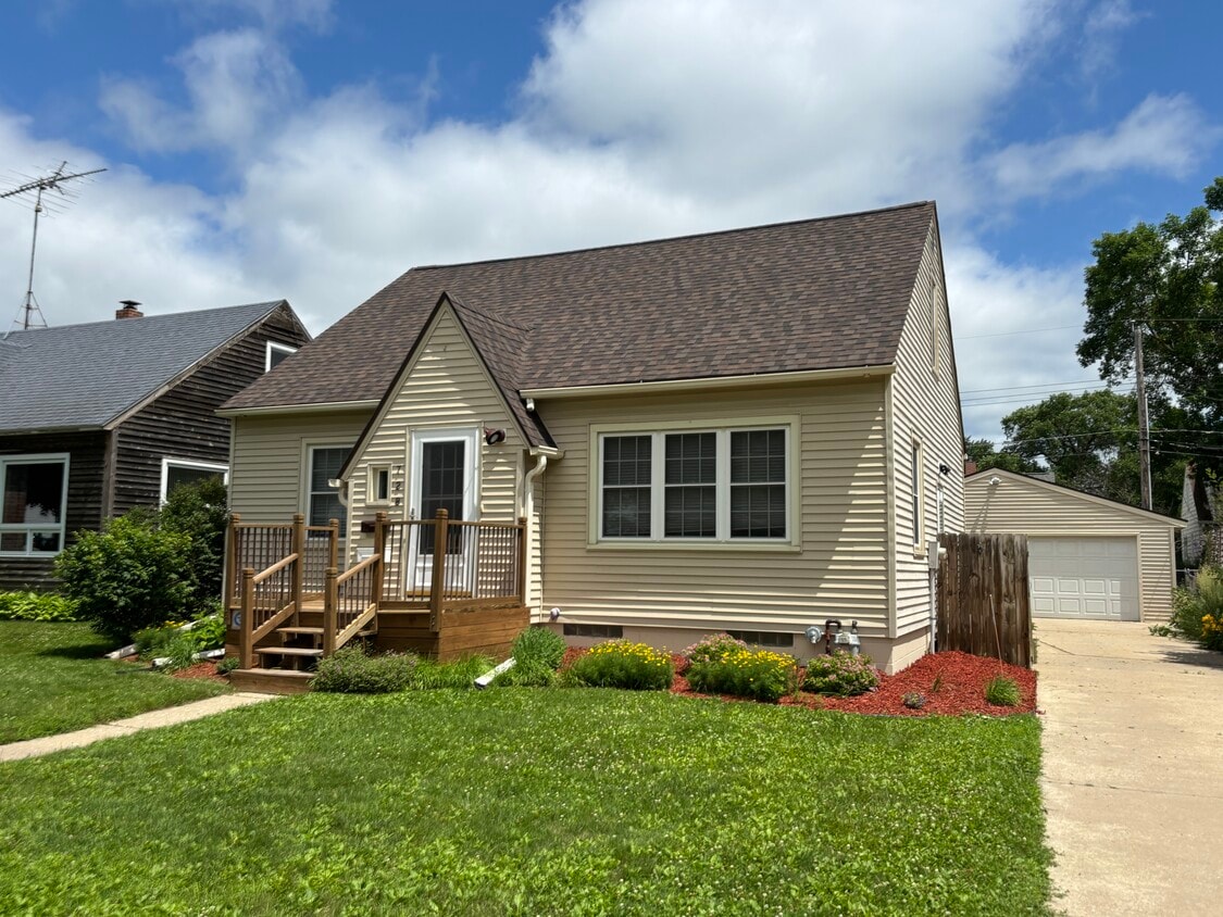 3 bed / 3 bath home near Silver Lake and Quarry Hill Park! - 728 12th Ave NE