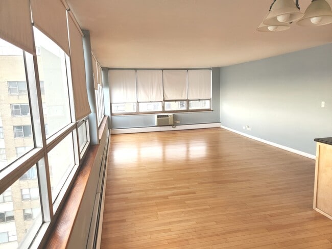 Building Photo - 6171 N Sheridan Rd