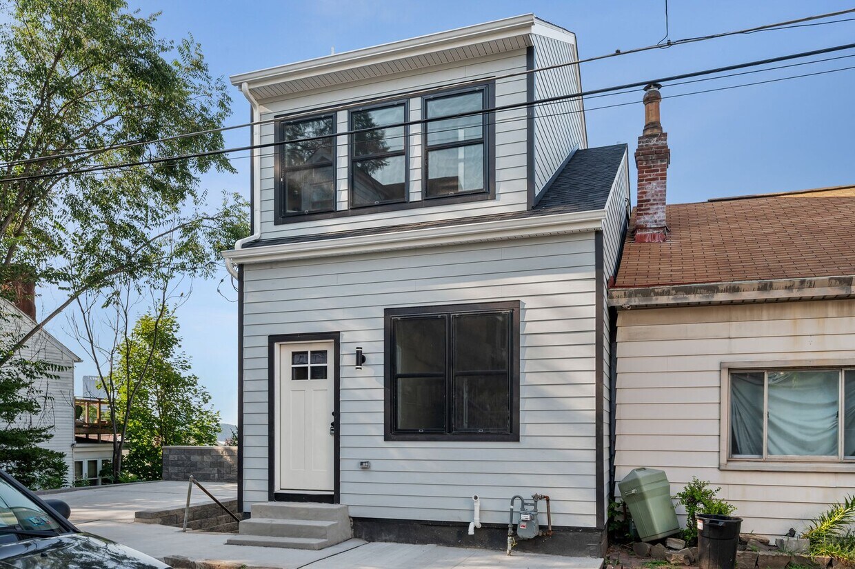 Primary Photo - Fully Renovated 3 Bed, 2 Bath in South Sid...