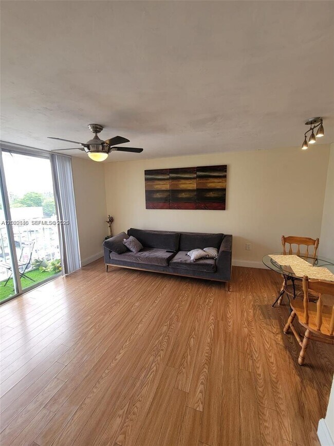 Foto del edificio - 1740 NW N River Dr