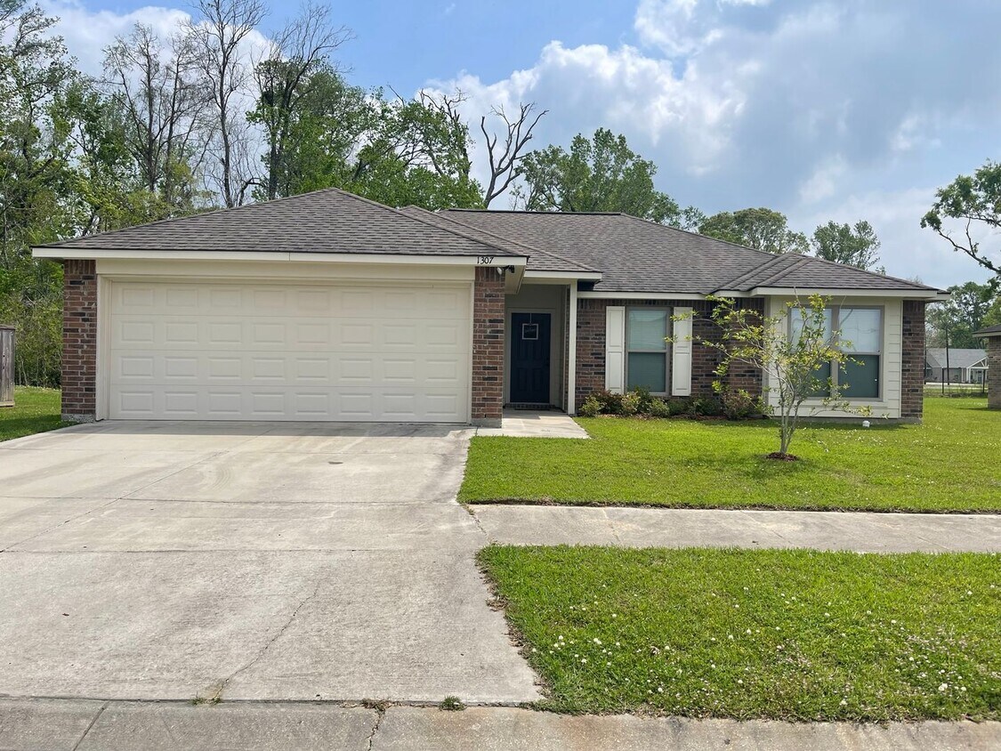 Primary Photo - 3 Bedroom in Gonzales