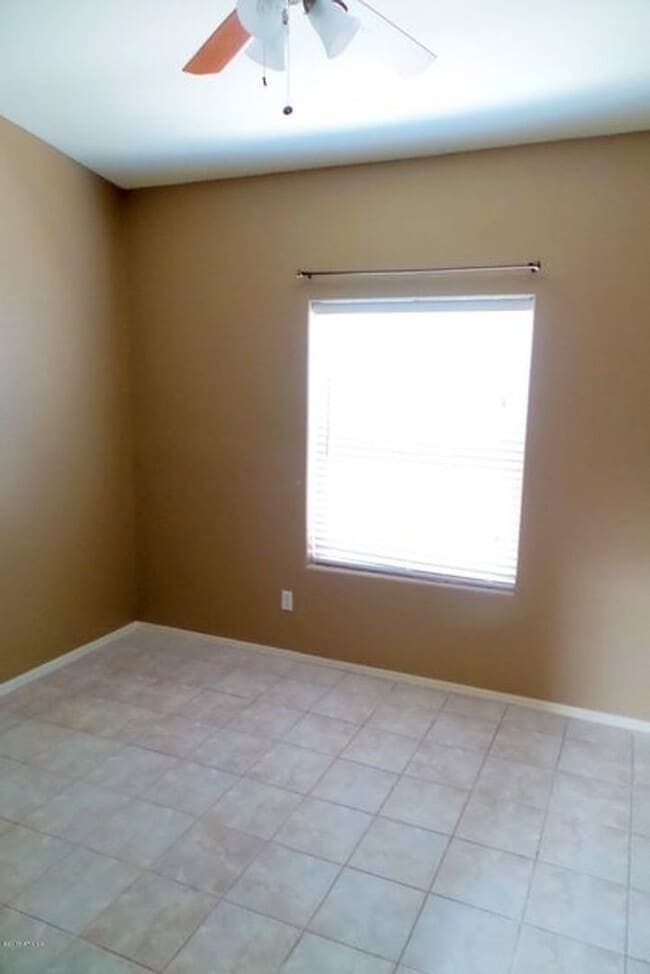 Building Photo - 2806 E Karen Dr