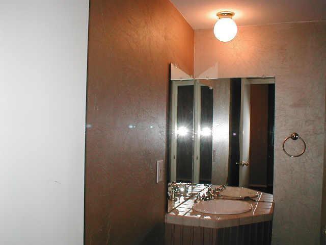 Building Photo - 2100 Tanglewilde St