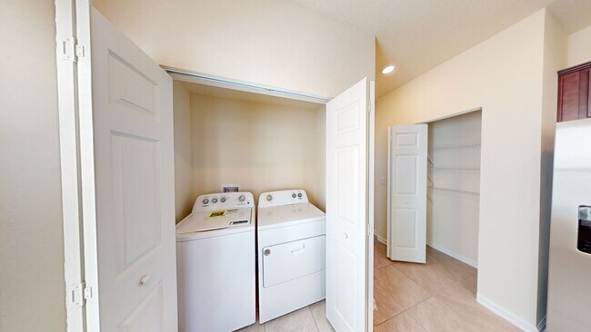 Foto del edificio - 3 BR/ 2.5 Bath TOWNHOME- Waterford Lakes!  ** COMING SOON **