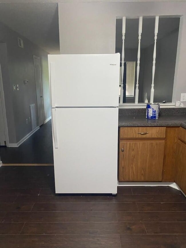 Building Photo - 2 bedroom 1 bath condo