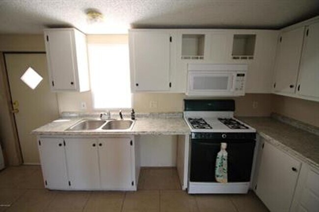 Building Photo - HUGE PRIVATE LOCATION 3 BEDROOM 2 BATH HOME!!