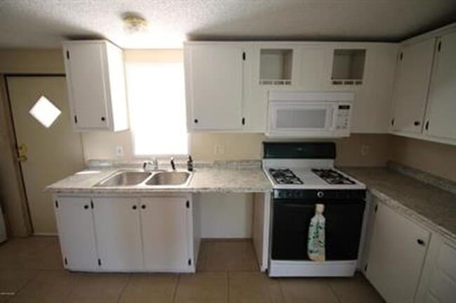 Foto del edificio - HUGE PRIVATE LOCATION 3 BEDROOM 2 BATH HOME!!