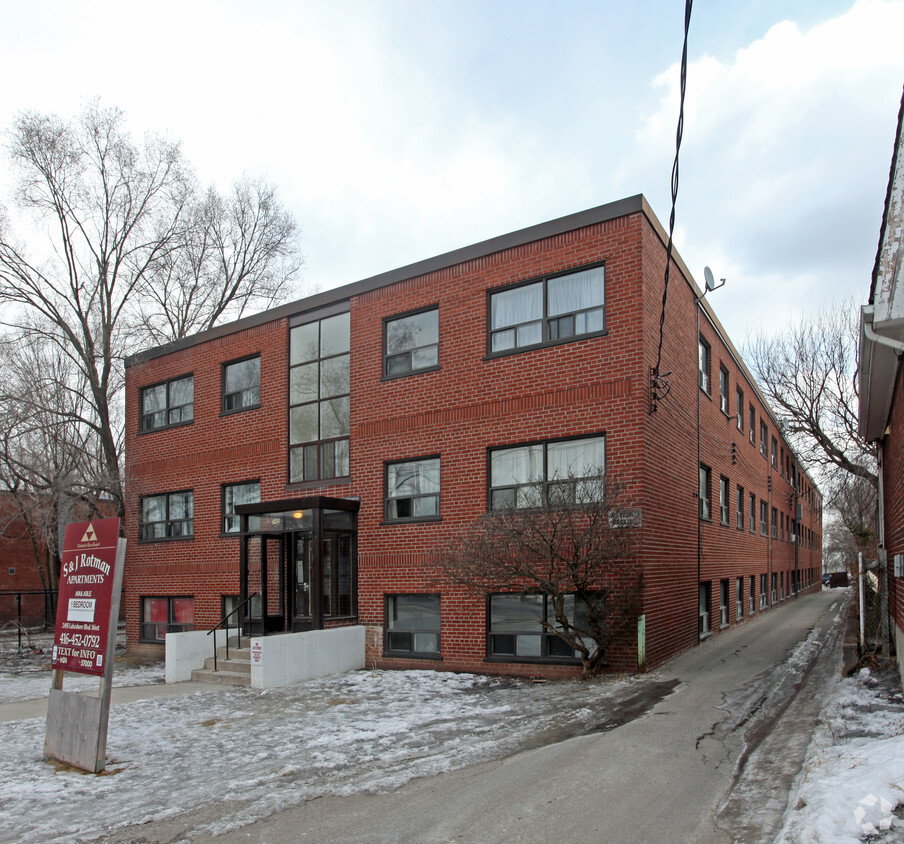 Primary Photo - Landmark Apartments