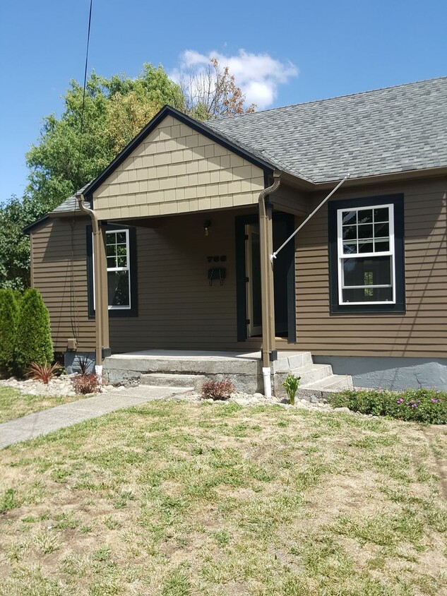 Foto principal - 4 Bed, 1 Bath, Large fenced yard, Shop, En...