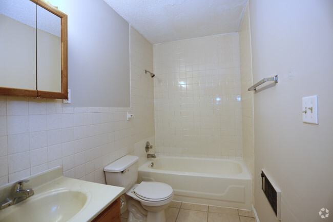 2BR, 1BA - 700 SF - Bathroom - Prairie Hills