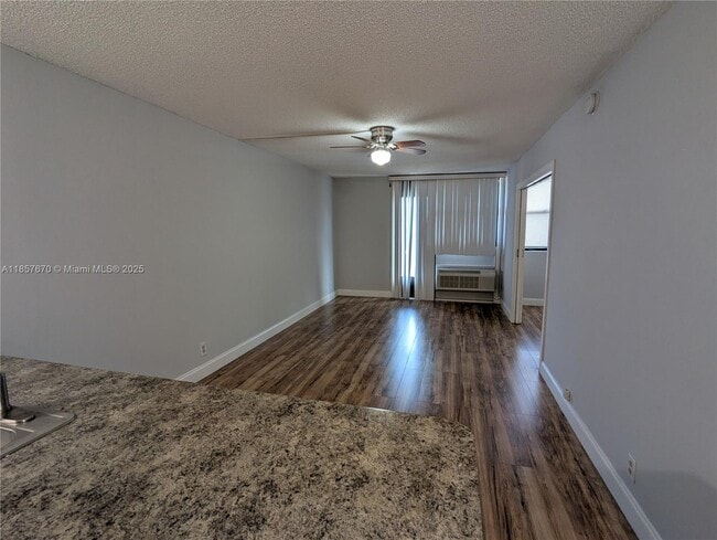 Foto del edificio - 2771 Riverside Dr