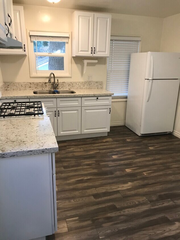 Kitchen with quartz countertop - 11041 Aqua Vista St