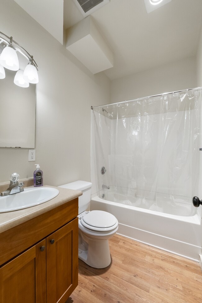 Baño de 2 dormitorios con ducha y bañera combinadas - Milwaukee Apartments