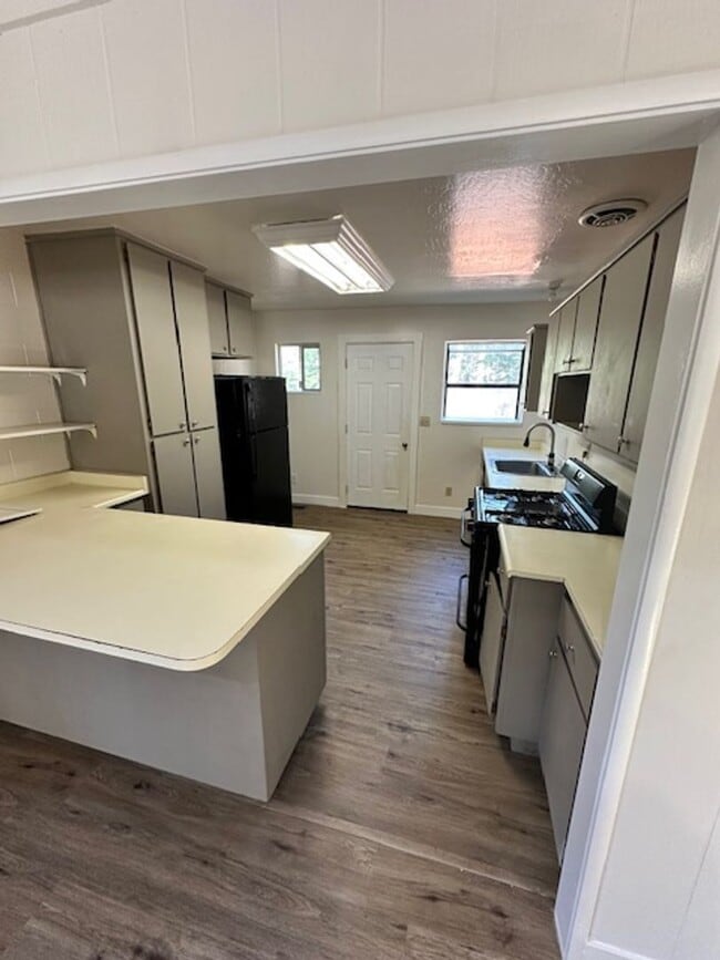 Building Photo - Newly updated pet friendly 4Bd 3Ba home! C...
