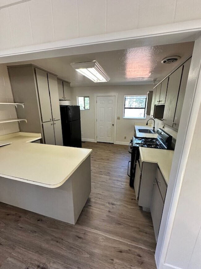 Foto del edificio - Newly updated pet friendly 4Bd 3Ba home! C...